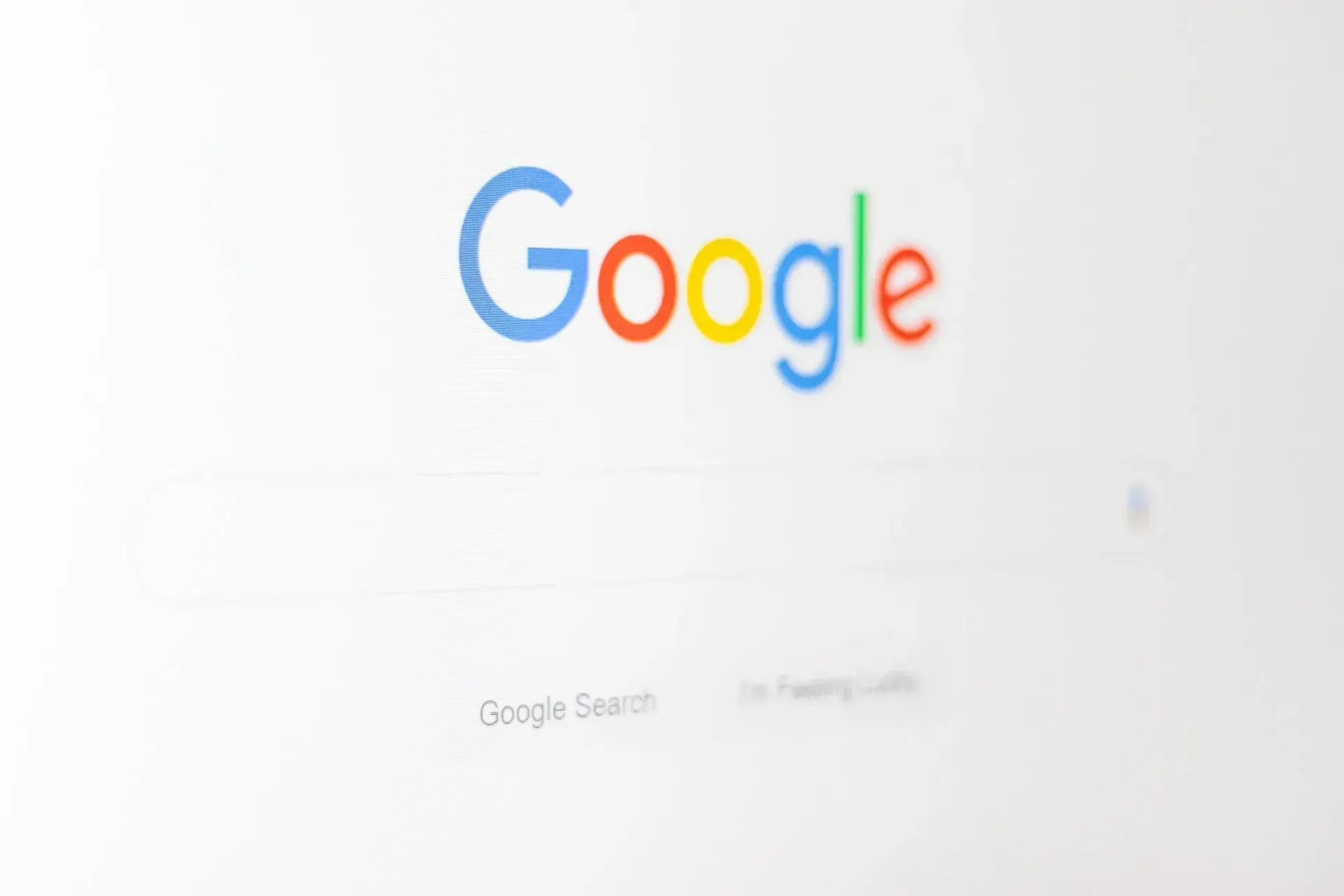 Google-Suchseite auf einem weißen Bildschirm; das Google-Logo wird in Blau, Rot, Gelb und Grün angezeigt.