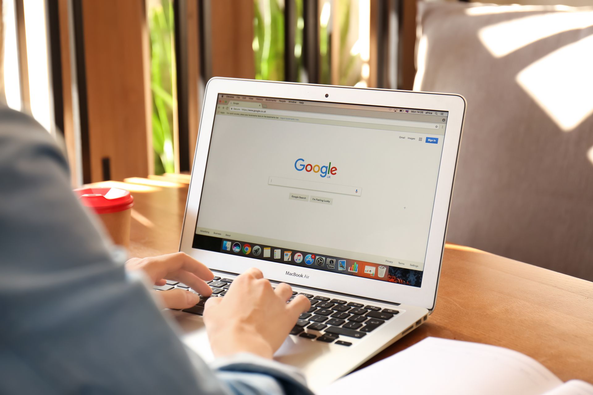 Eine Person tippt etwas in die Google Suche