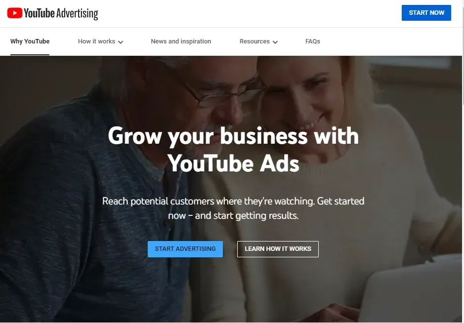 Screenshot der YouTube-Werbe-Landingpage mit einem Paar, das auf einen Laptop schaut, und einem Text, der für YouTube-Anzeigen wirbt.