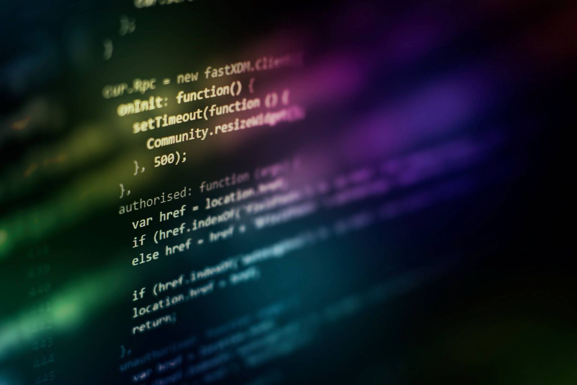 Leicht verschwommener Programmiercode auf einem Bildschirm.
