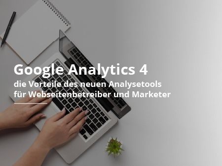 Eine Person tippt auf einem Laptop mit den Worten google analytics 4 am unteren Rand