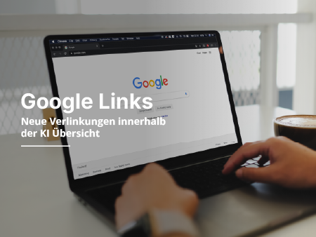 Eine Person tippt auf einem Laptop mit Google-Links auf dem Bildschirm