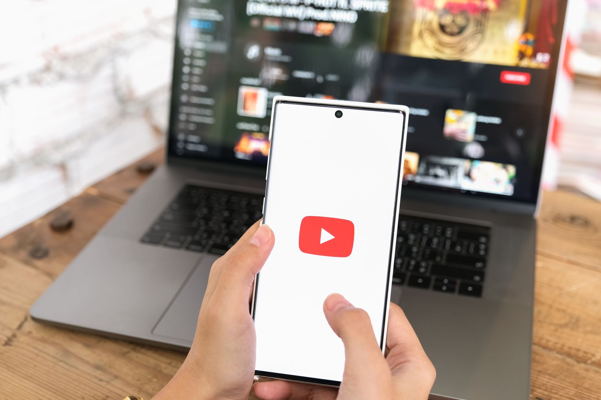 Jemand tippt am Handy auf YouTubr