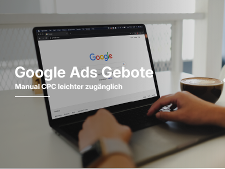 Laptop mit Google-Suchseite, Person beim Tippen.