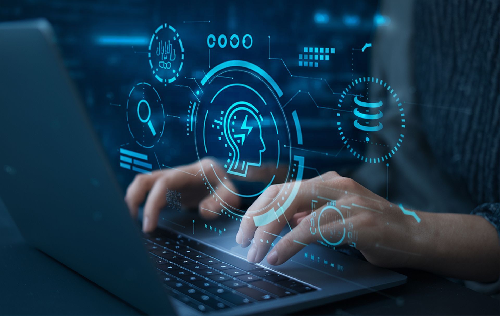 Person, die auf einem Laptop tippt, überlagert mit blauen digitalen Grafiken, darunter ein Gehirn-Symbol, das auf KI oder Datenverarbeitung hindeutet.