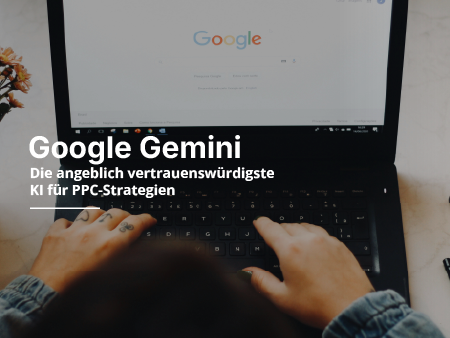 Eine Person tippt auf einem Laptop, auf dem „Google Gemini“ steht.