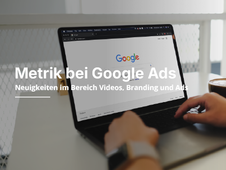 Eine Person tippt auf einem Laptop, während eine Google-Anzeige auf dem Bildschirm erscheint.