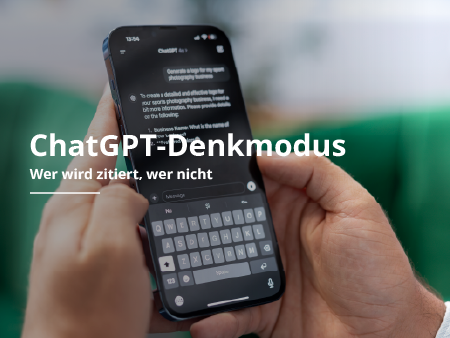 Eine Hand, die ein Smartphone hält, auf dessen Bildschirm ein deutscher Text eingeblendet ist