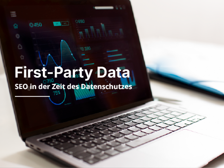 Ein Laptop steht auf einem Tisch.