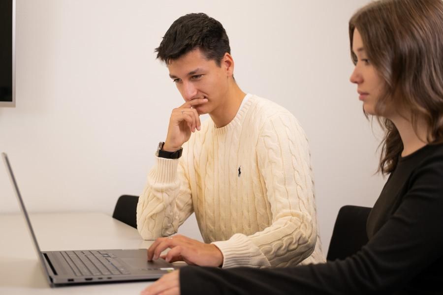 Ein Mann und eine Frau sitzen nachdenklich vor einem Laptop