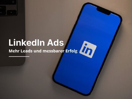 Ein Handy liegt auf einem Arbeitstisch und hat LinkedIn geöffnet