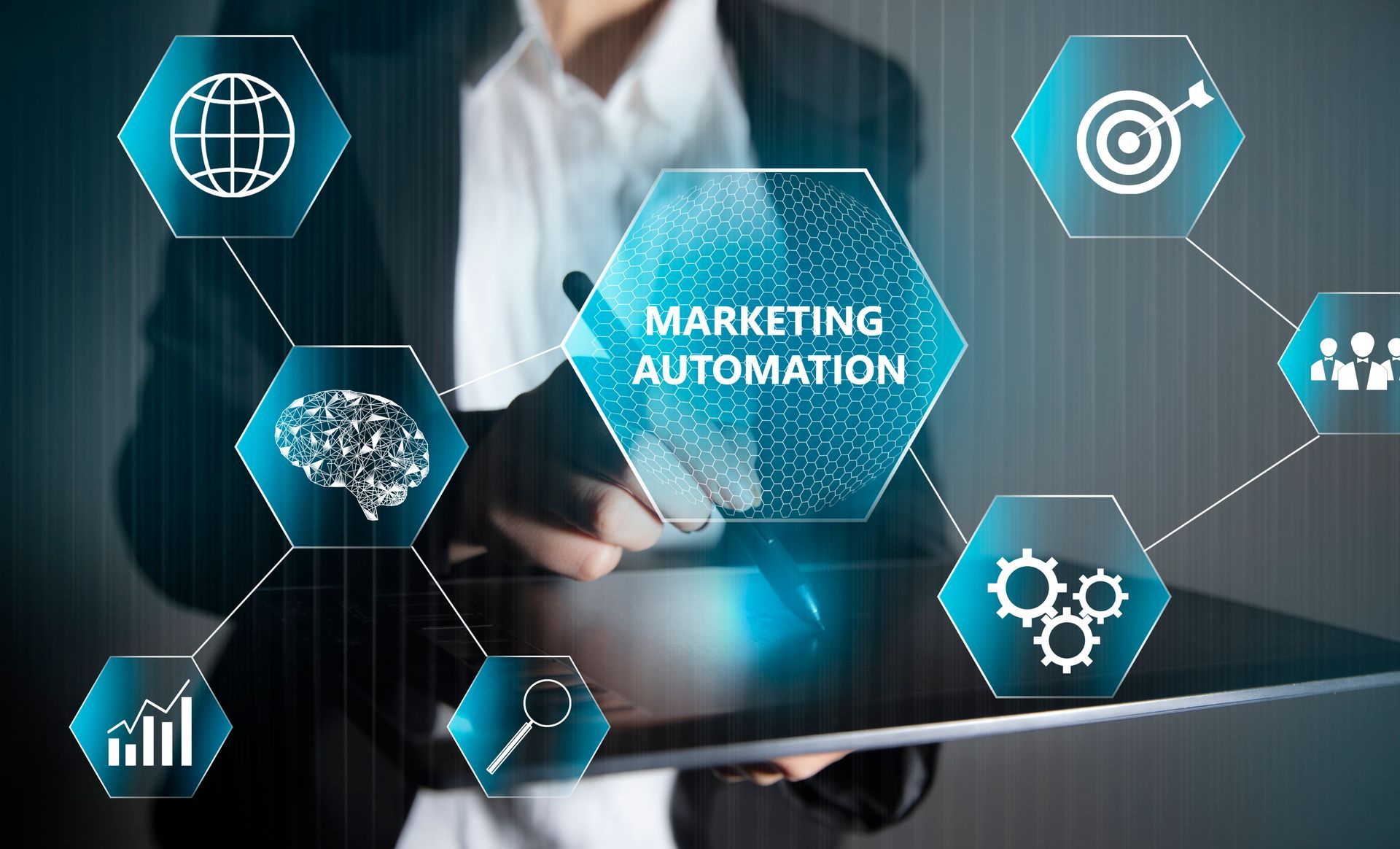 Frau benutzt Tablet mit „Marketing Automation“ in einem digitalen Sechseck, umgeben von Symbolen.