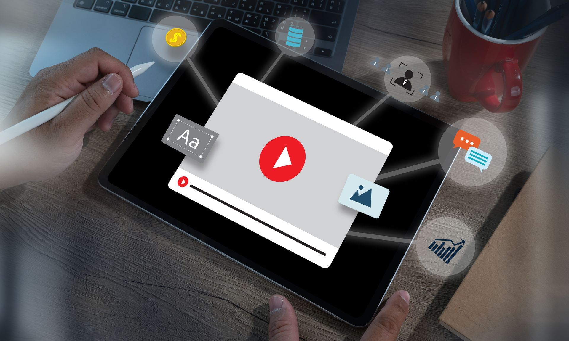 Auf einem Tablet ist die Benutzeroberfläche eines Videoplayers zu sehen, über der Symbole für Text, Bilder, Analysen und Nachrichten schweben.