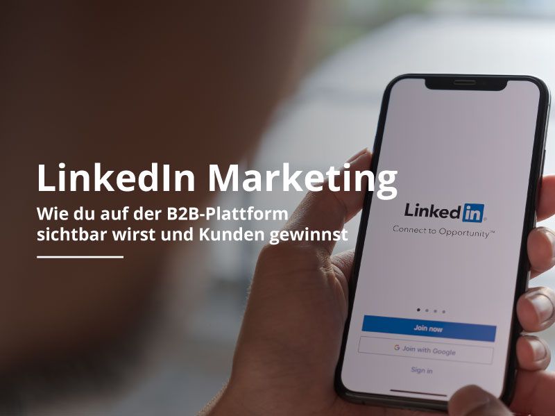 Eine Person hält ein Handy in der Hand, auf dessen Bildschirm Linkedin angezeigt wird.