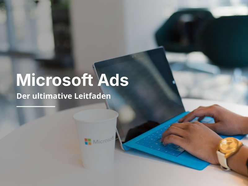 Eine Person tippt auf einem Microsoft-Anzeigen-Laptop