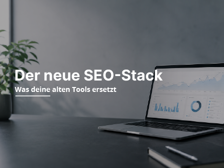 Werbebanner mit Laptop auf Schreibtisch und Text „Der neue SEO-Stack – Was deine alten Tools ersetzt“