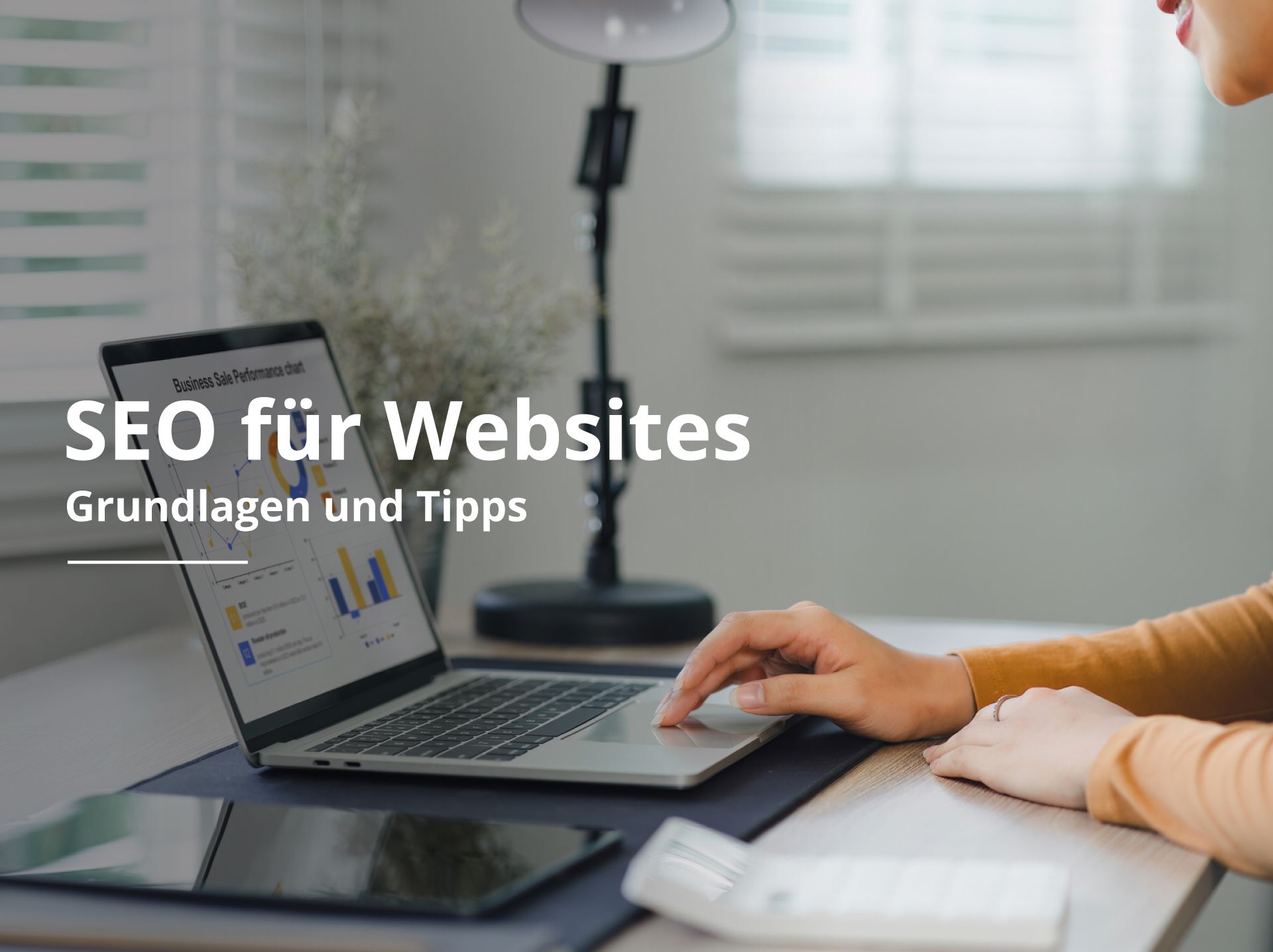 Frau sitzt am Laptop und arbeitet