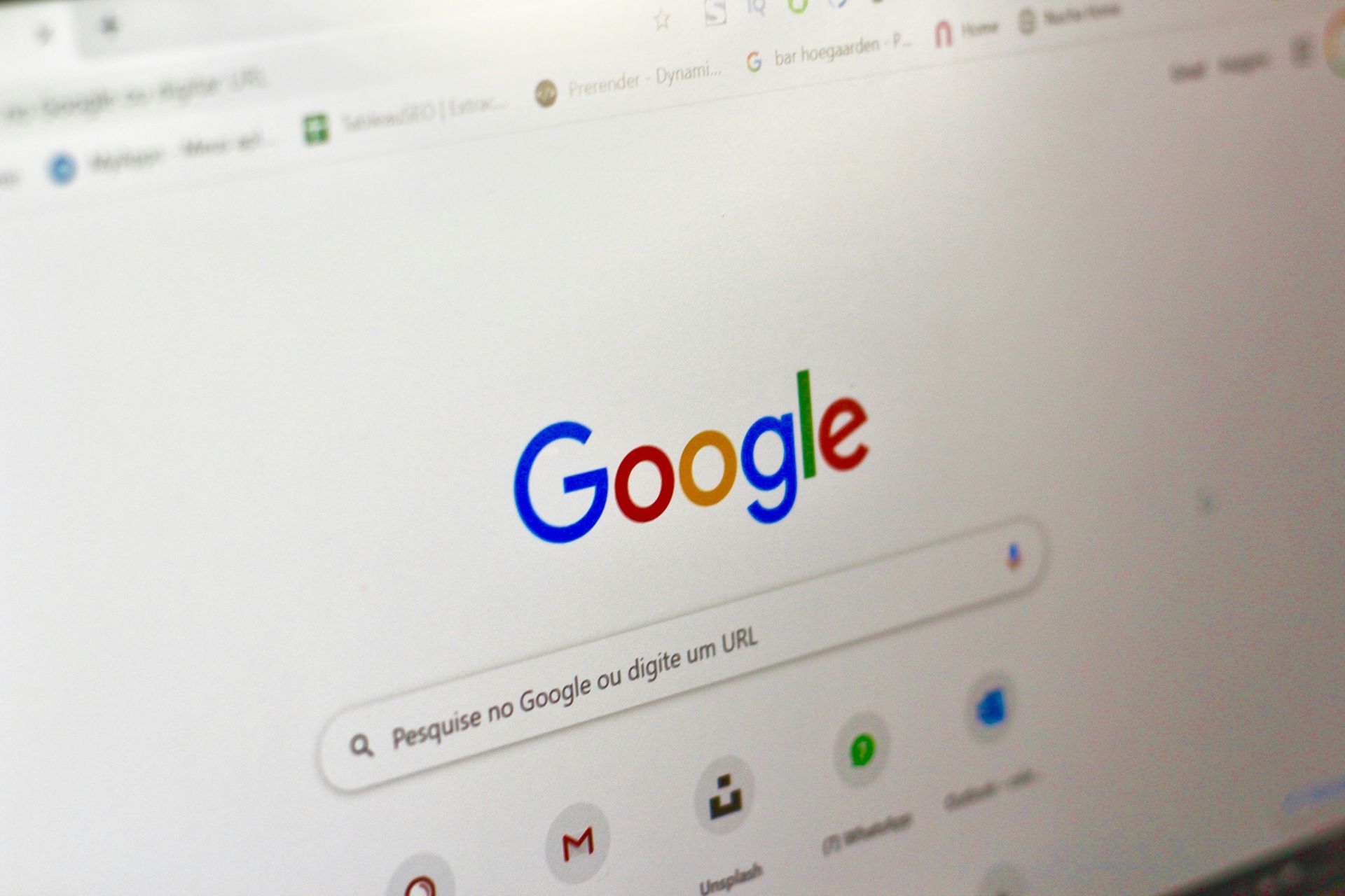 Die Google Suchmaschine ist auf einem Bildschirm geöffnet