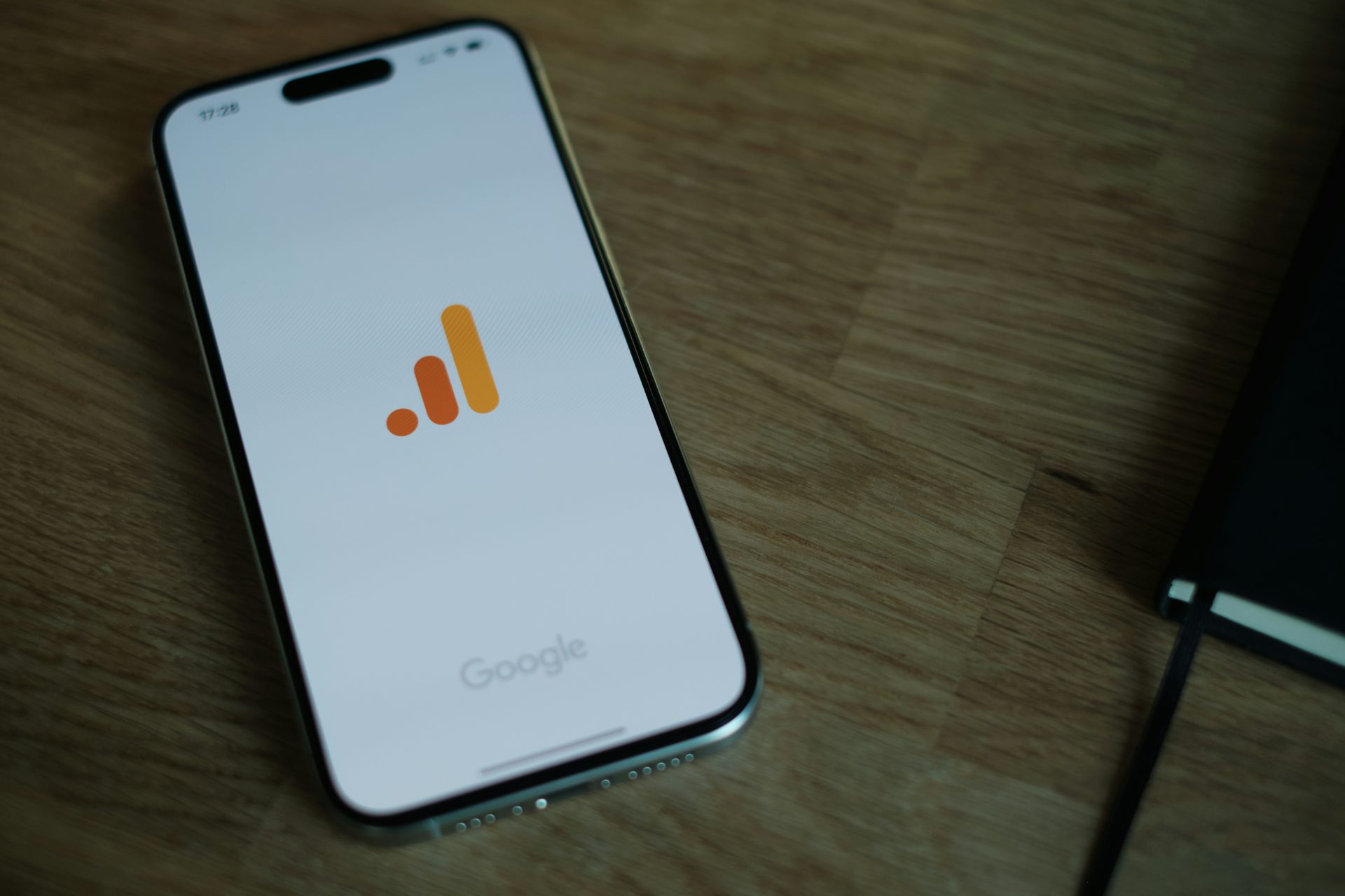 Ein Handy hat die App von Google Analytics geöffnet