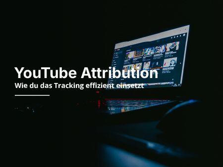Ein Laptop hat im dunkeln YouTube geoeffnet