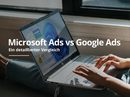 Eine Person tippt auf einem Microsoft-Anzeigen-Laptop