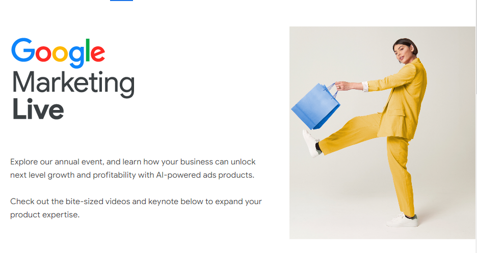 Google Marketing Live-Veranstaltung mit einer Person in einem gelben Anzug, die eine blaue Einkaufstasche hochwirft.