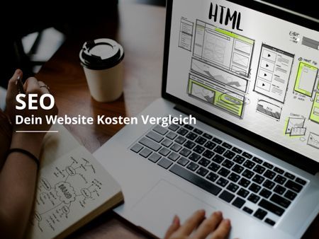 Person sitzt vor Laptop und schreibt Notizen in das Notizbuch