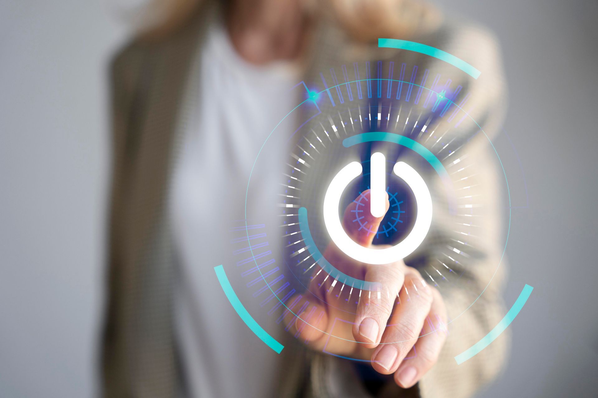 Eine Person drückt auf einen anschalt Einschaltknopf.