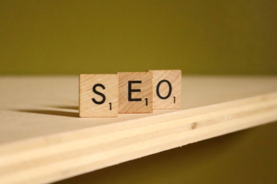 Scrabble Buchstaben schreiben das Wort SEO