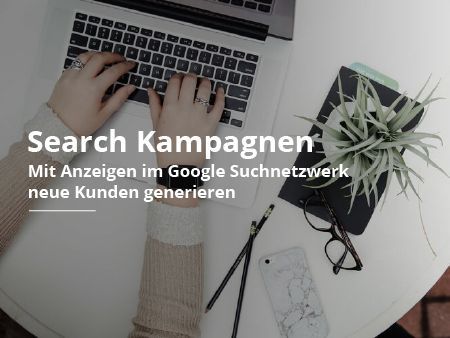 Eine Person tippt an einem Tisch auf einem Laptop-Computer.