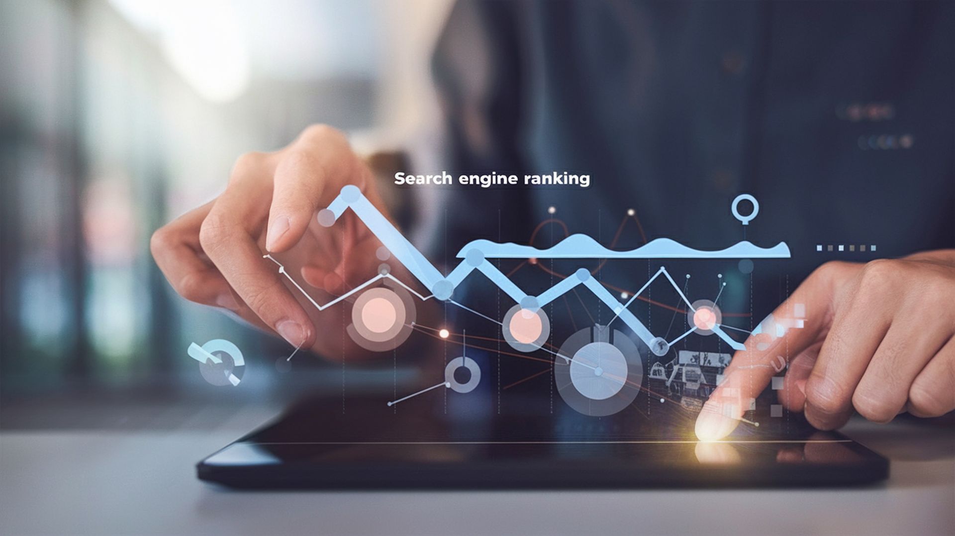 Hände interagieren mit einem Tablet, auf dem eine leuchtende Datenvisualisierung mit steigenden Trendlinien angezeigt wird.