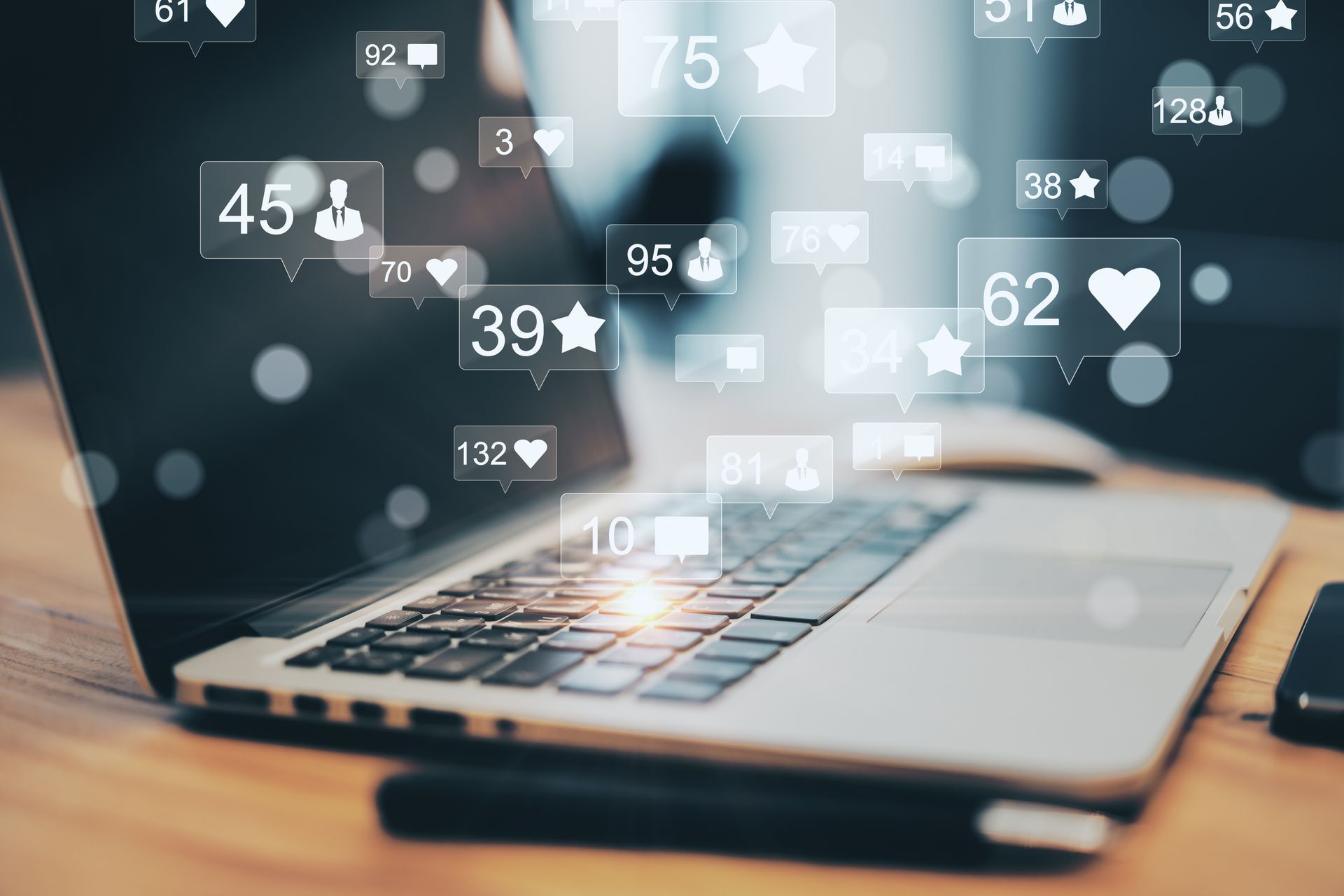 Ein Laptop mit überfliegenden Social Media Icons.
