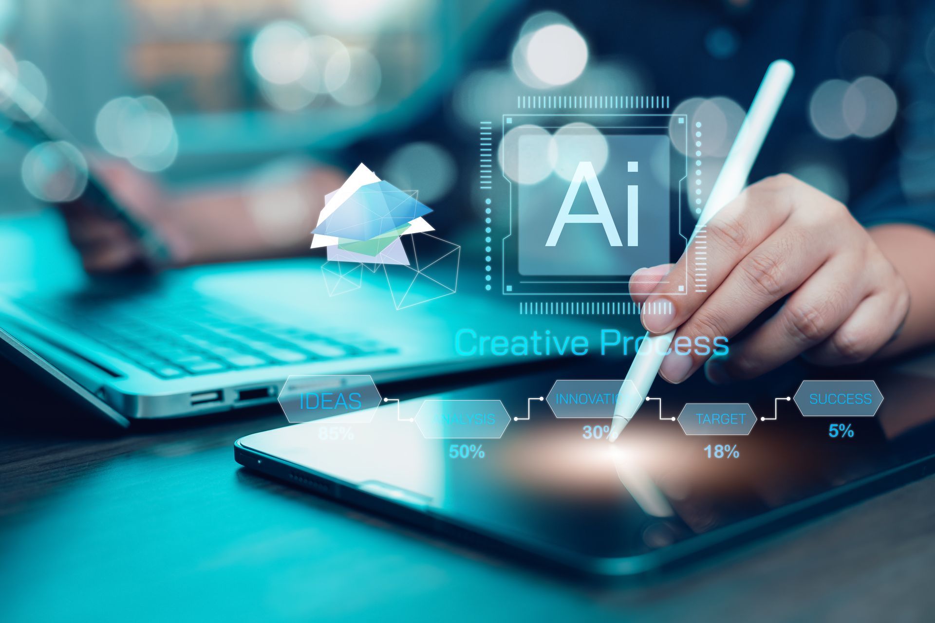 Person, die ein Tablet und einen Stylus verwendet, mit Laptop, futuristischer KI-Grafik und Visualisierung des kreativen Prozesses.