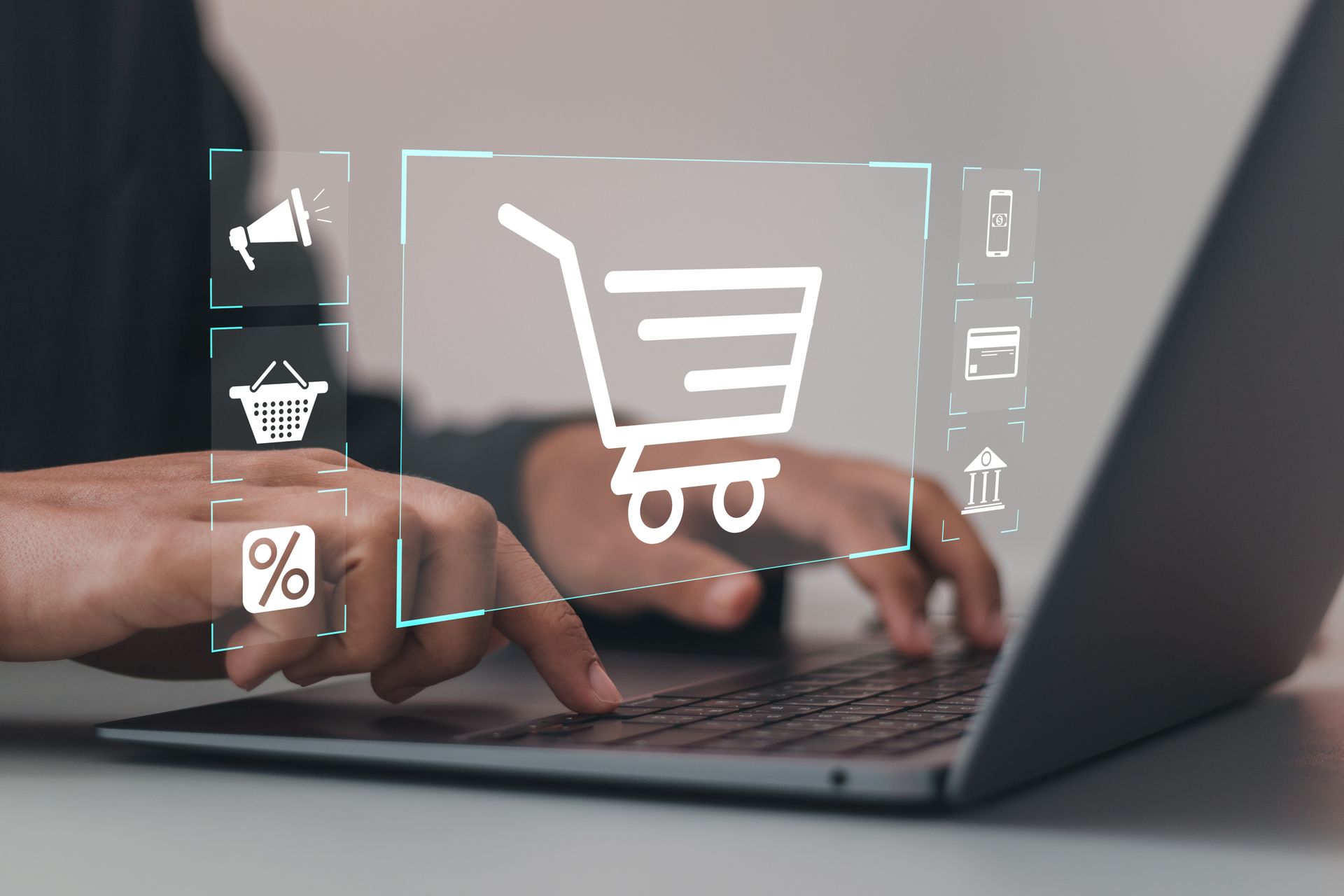 Eine Person nutzt einen Laptop, welcher ein Symbol eines Einkaufswagen über der Tastatur zeigt, was auf online Shopping hinweist.