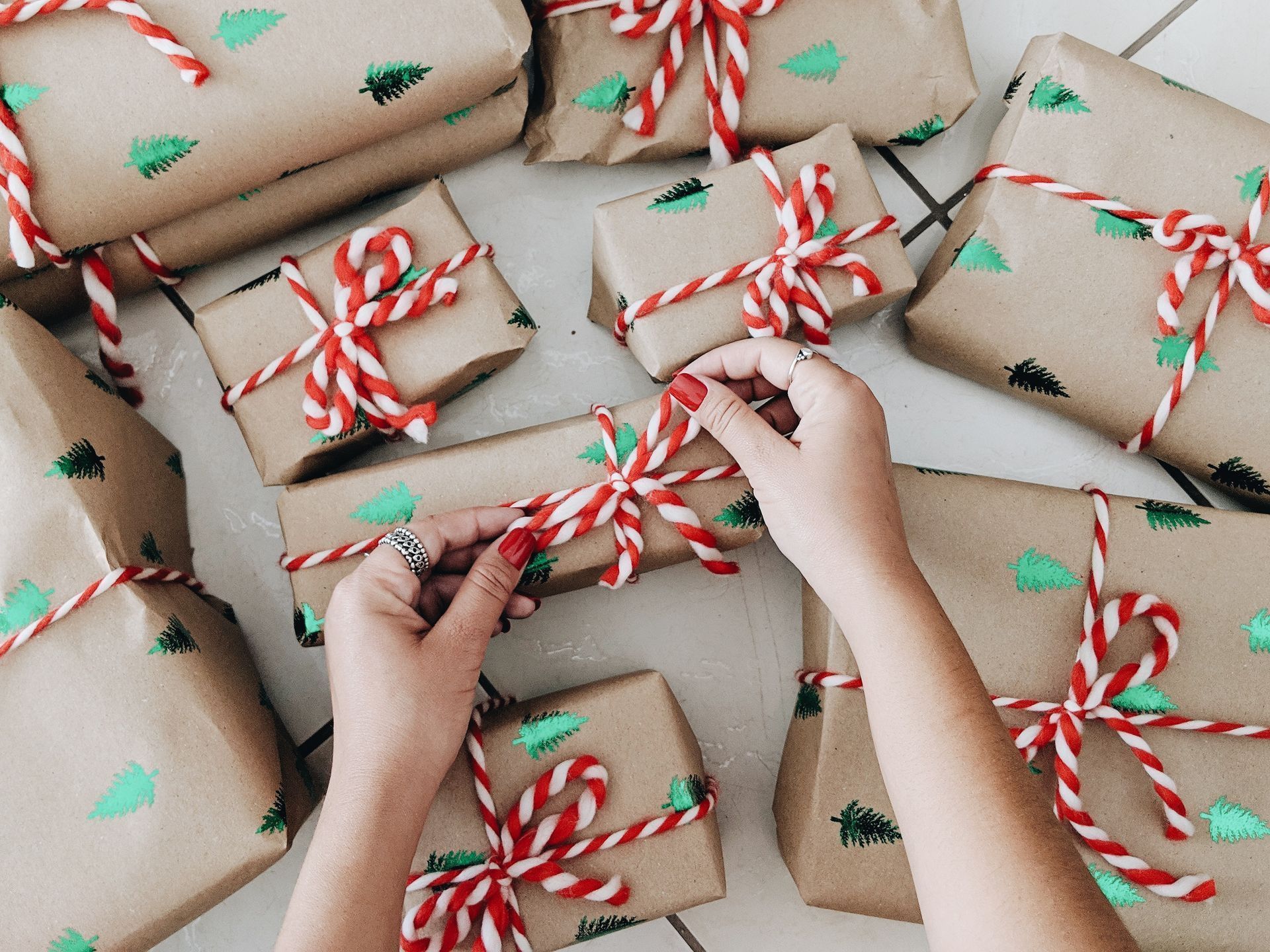 Eine Person verpackt Weihnachtsgeschenke