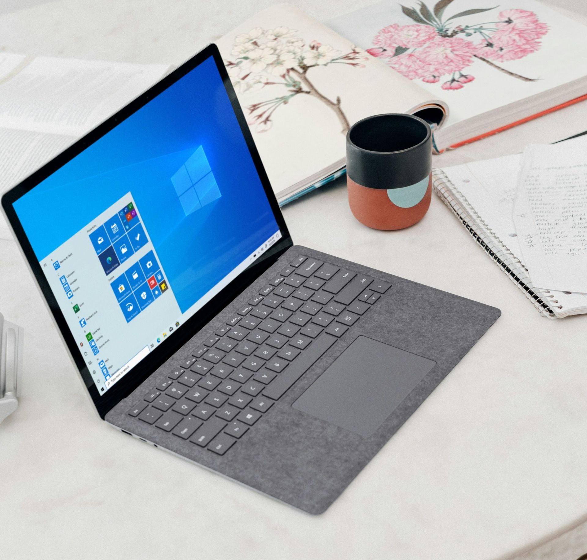 Ein Laptop auf dem Tisch