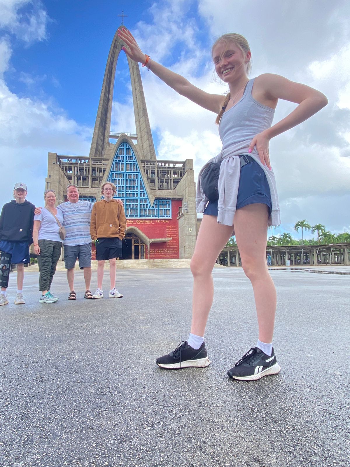 Turistas posando frente a la Basílica de Higüey, un importante sitio religioso y cultural en República Dominicana.