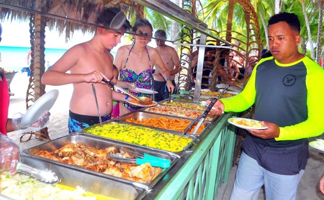 Buffet típico dominicano servido en la playa de Isla Saona como parte del tour desde Punta