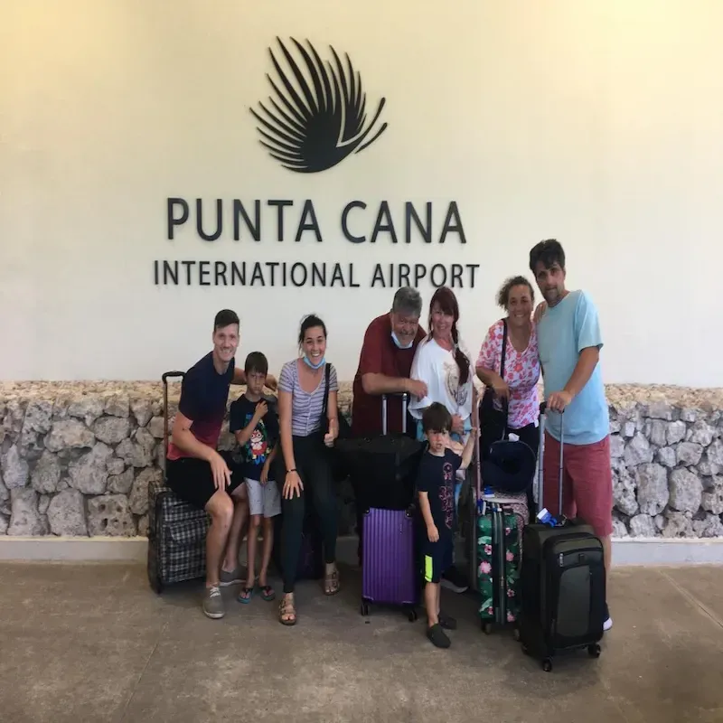 Familia recibiendo transporte privado en el Aeropuerto Internacional de Punta Cana con Summit Punta Cana tours
