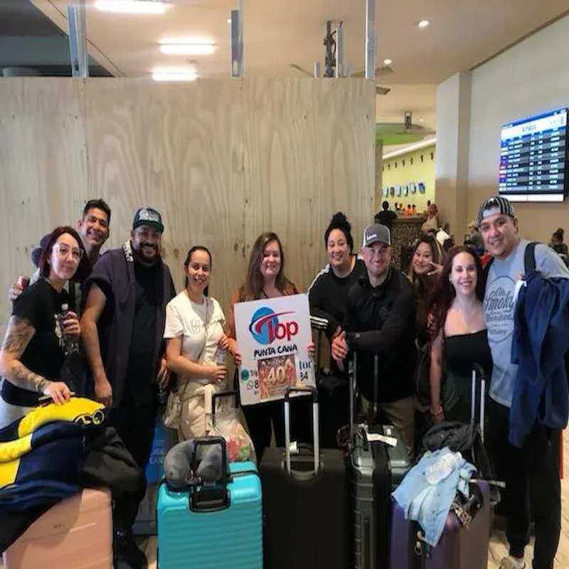 Clientes sonrientes recibiendo transporte privado en el aeropuerto de Punta Cana con summit punta cana tours
