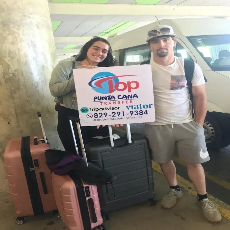 Pareja recibida en el aeropuerto de Punta Cana con servicio de transporte privado de Summit punta cana tours
 