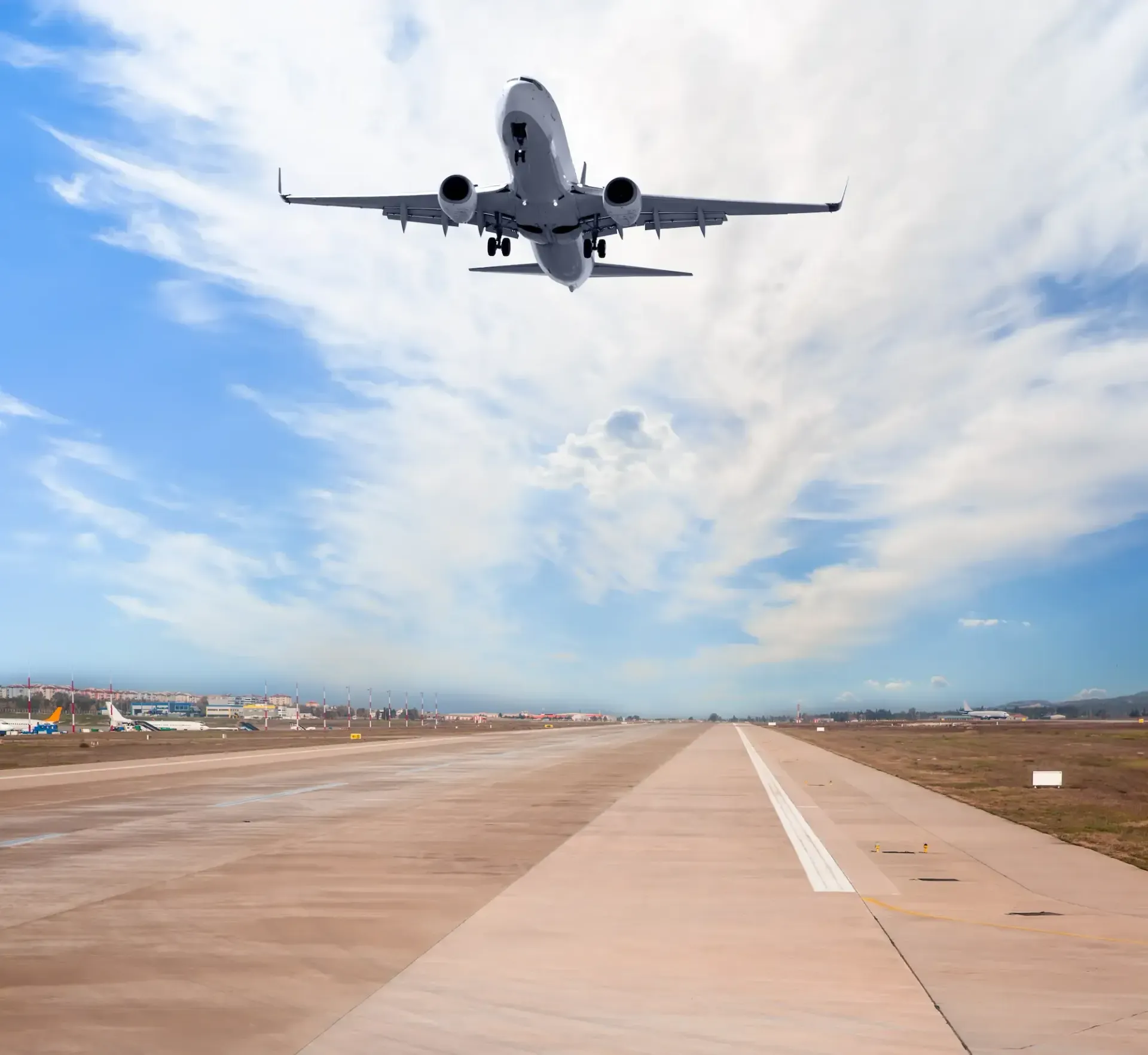 Avión aterrizando en el Aeropuerto de Punta Cana, punto de inicio para traslados privados.
