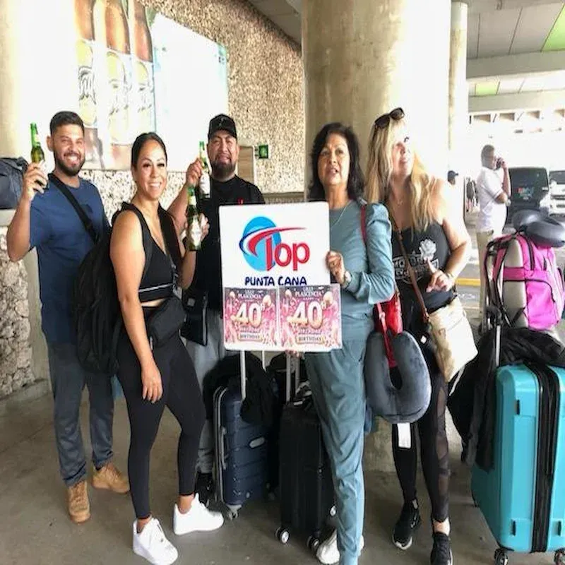Grupo de turistas siendo recibidos en el aeropuerto de Punta Cana por Summit punta cana tours