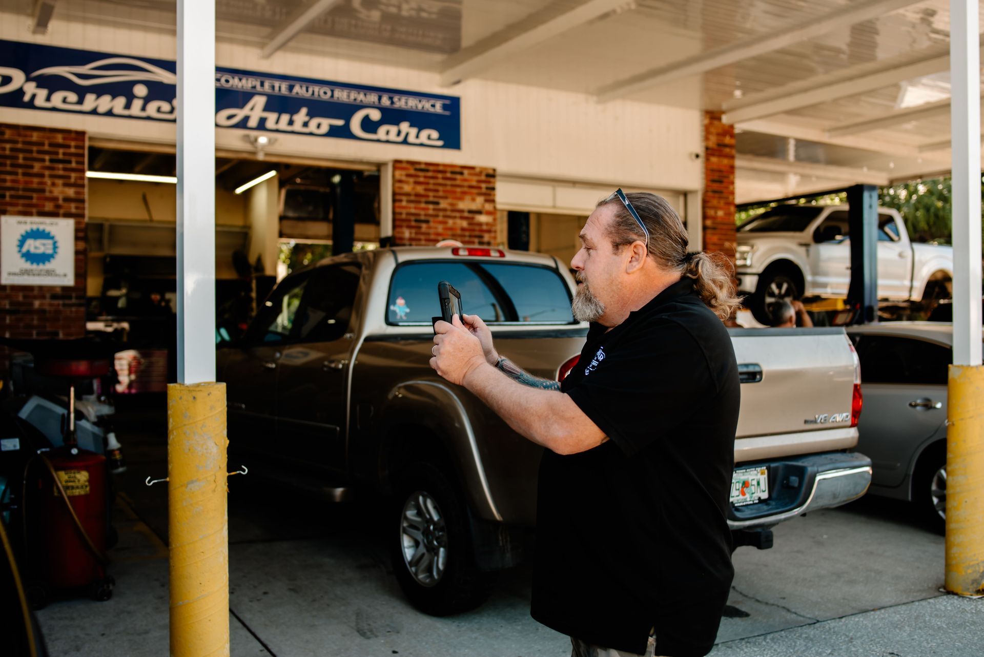 A waiting room with a sign that says acdelco on it.