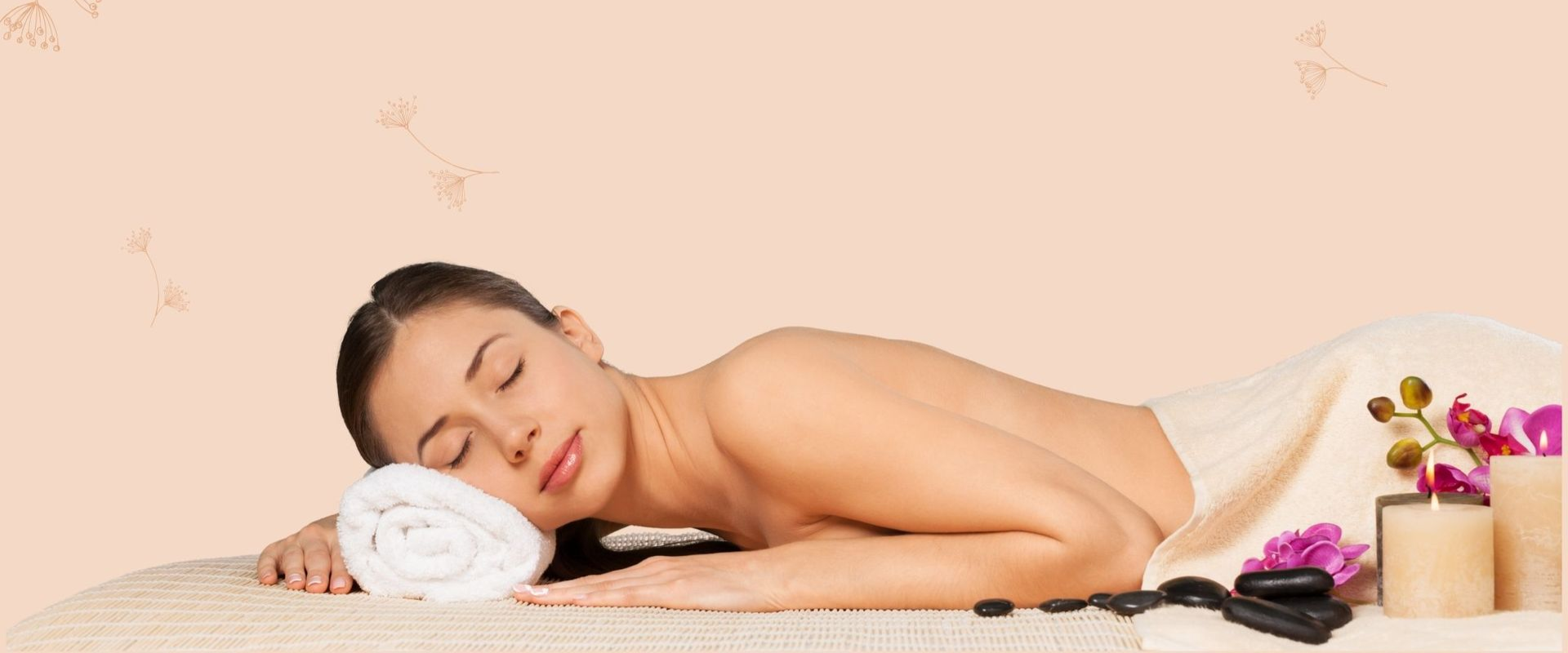 Frau bei einer entspannenden Thaimassage in einem Massagestudio in Düsseldorf