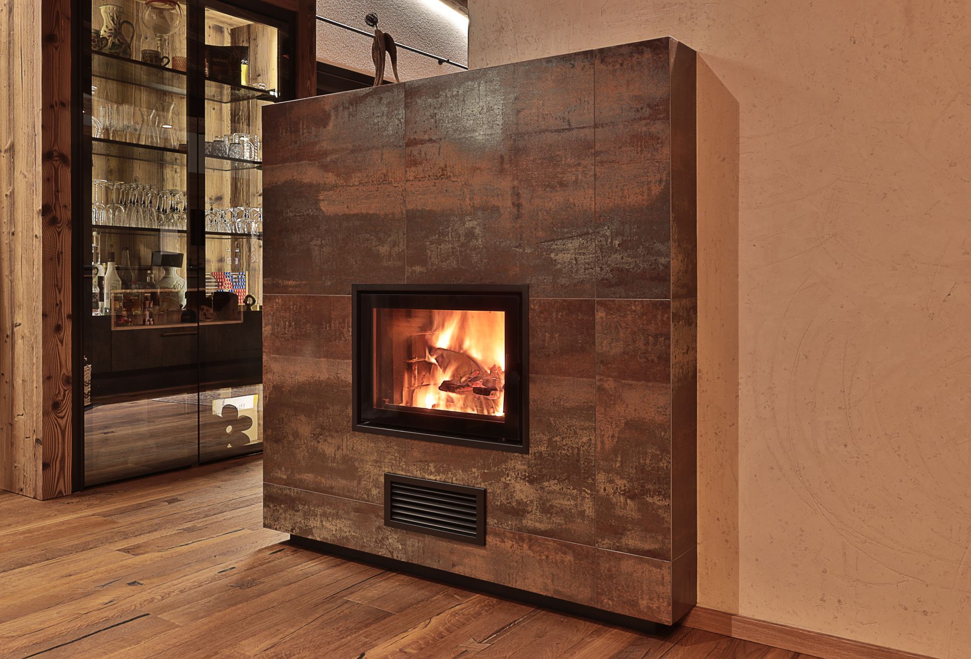 Moderner Holzkamin mit prasselndem Feuer in einem rustikalen Zimmer