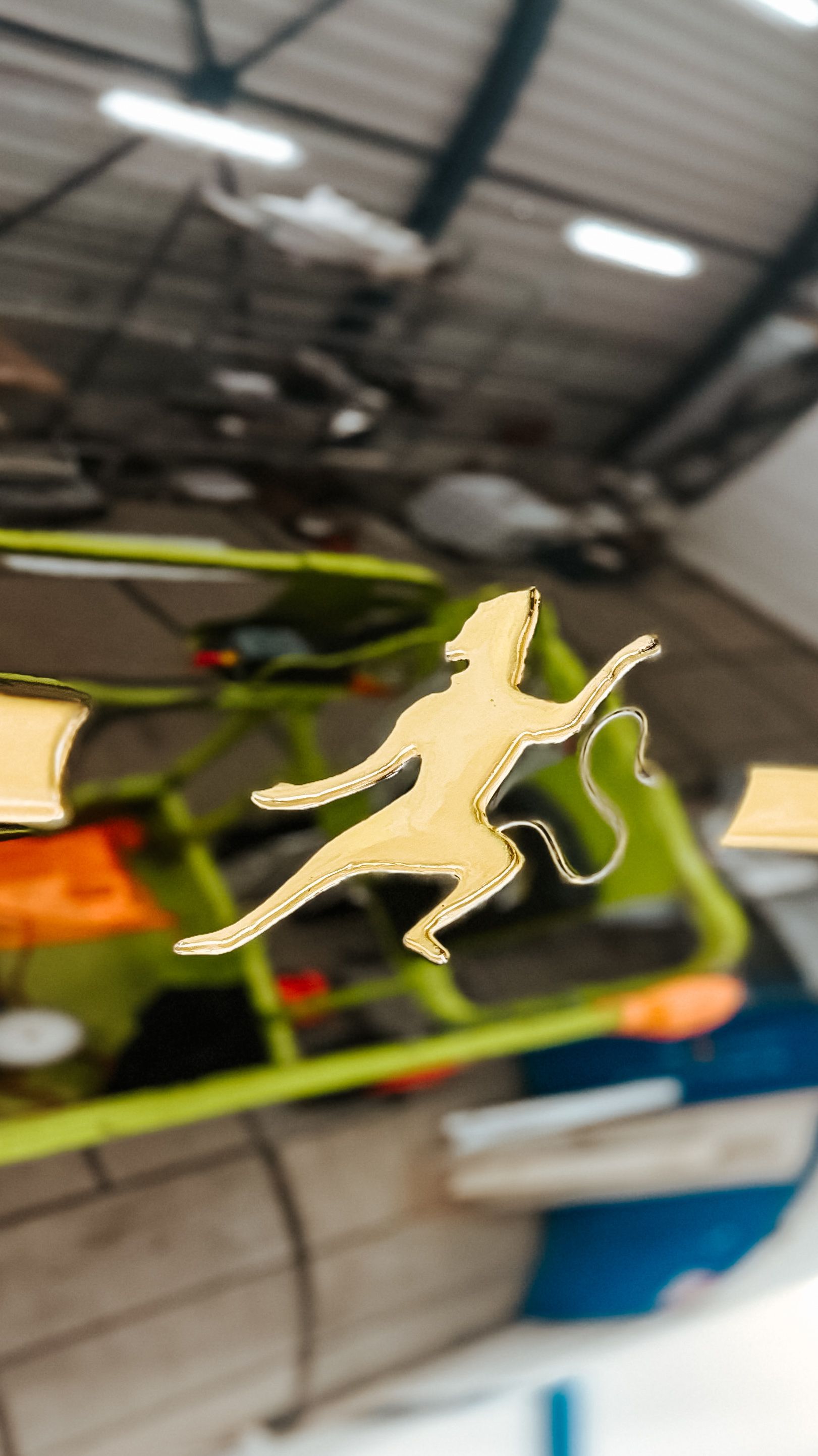 Een man werkt aan een boot in een pakhuis.