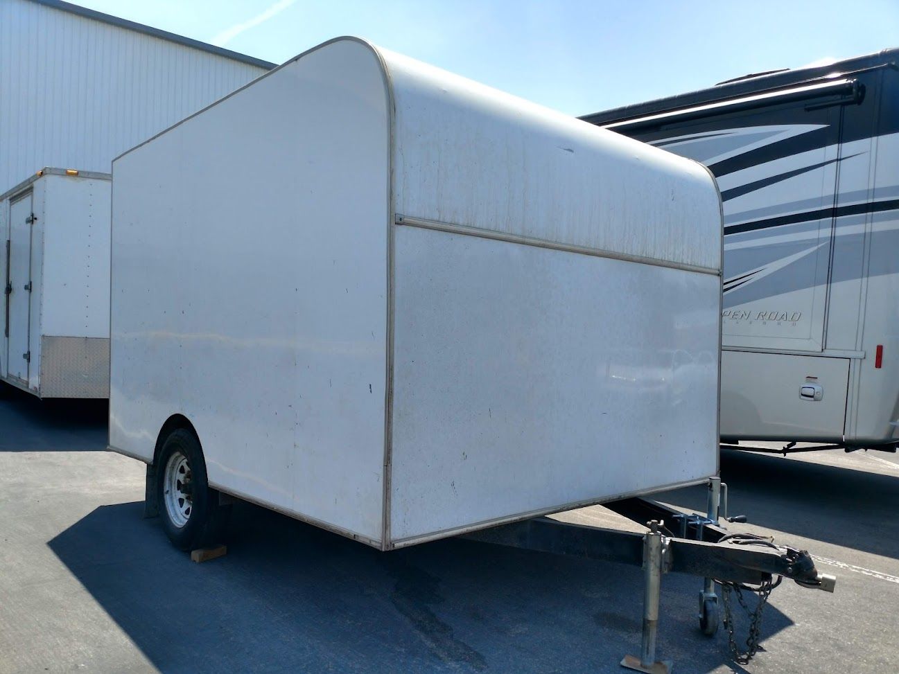 10'lx8'wx6'h enclosed barn doors. Max cargo 1800# 2,990# GVWR