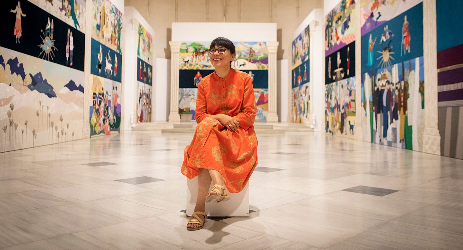 Małgorzata Mirga-Tas in Ausstellung mit eigenen Wandarbeiten