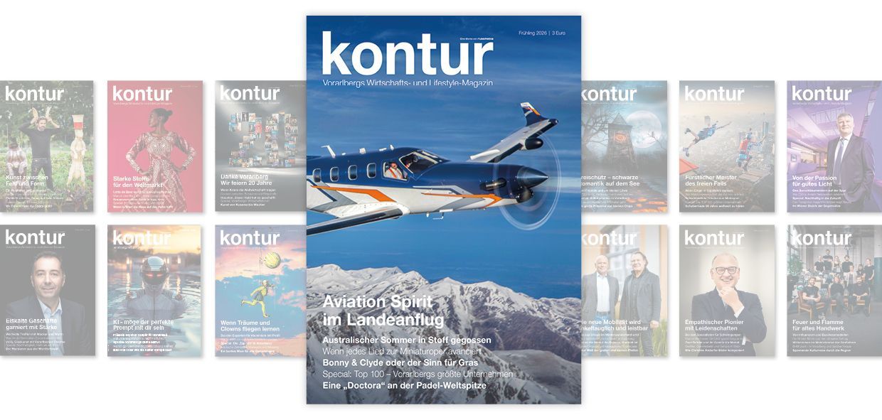 Titelbild des kontur Magazins: Kunst zwischen Feld und Form, umgeben von früheren Ausgaben.